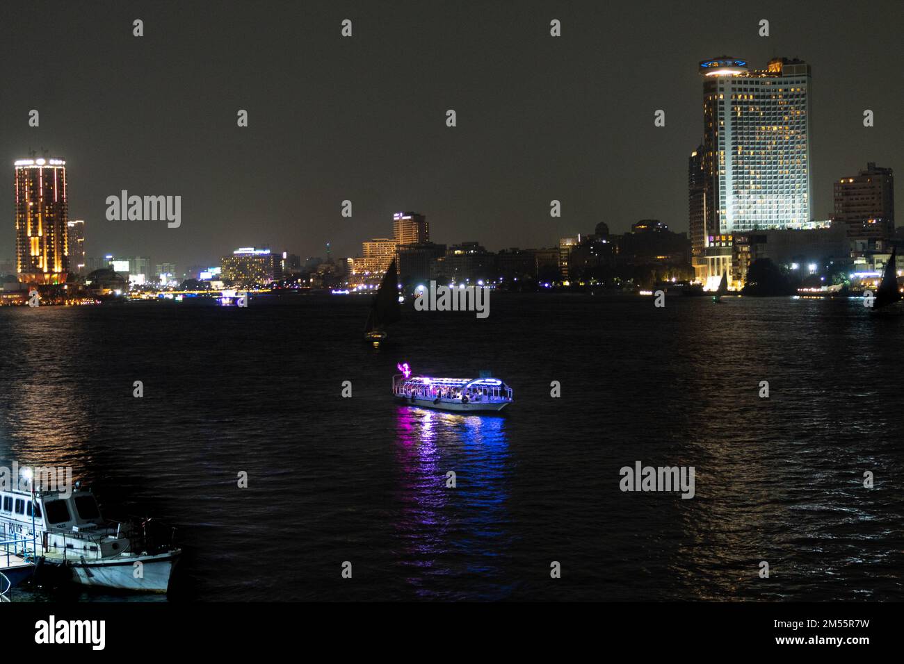 fiume Nilo in Egitto luci notturne, luci al neon riflesse sull'acqua del Nilo, ciberpunk stile città Foto Stock