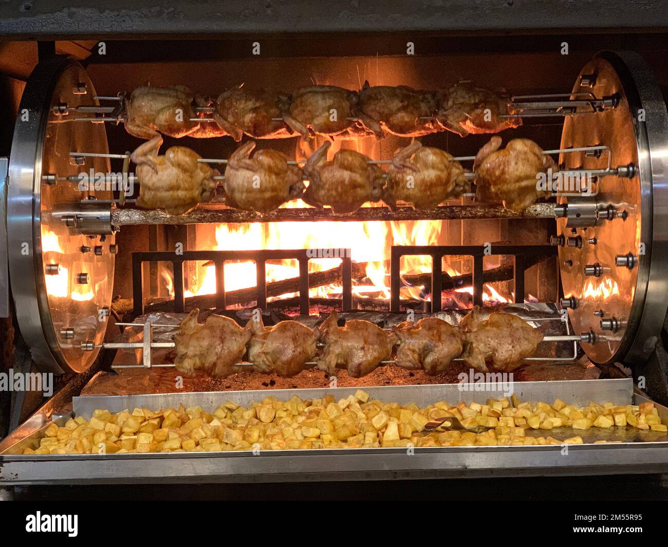 I polli arrostiti allo spiedo, i polli sullo spiedo cucinano in forno. Concetto di roaster Foto Stock