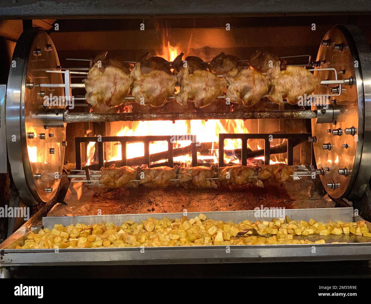 I polli arrostiti allo spiedo, i polli sullo spiedo cucinano in forno. Concetto di roaster Foto Stock