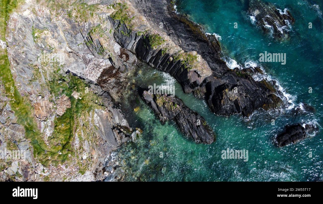 Scogliere epiche d'Irlanda. La pittoresca costa del Mar Celtico, West Cork. Vista sul mare dall'alto. Foto del drone. Foto Stock