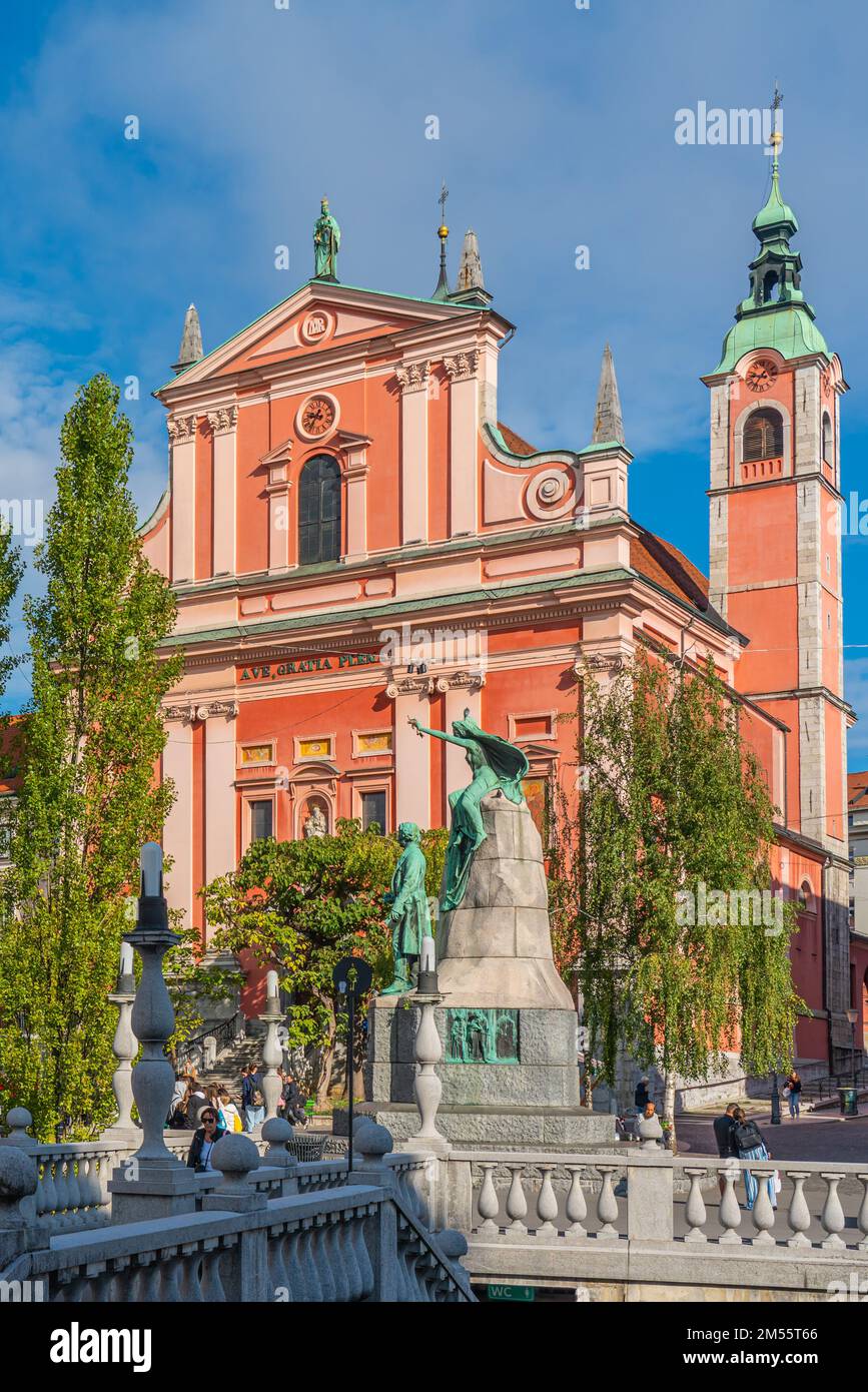 LJUBJANA, SLOVENIA - NOVEMBRE 05,2022: Magnifica chiesa architettonica francescana dell'Annunciazione a Ljubljana, capitale della Slovenia, verticale Foto Stock