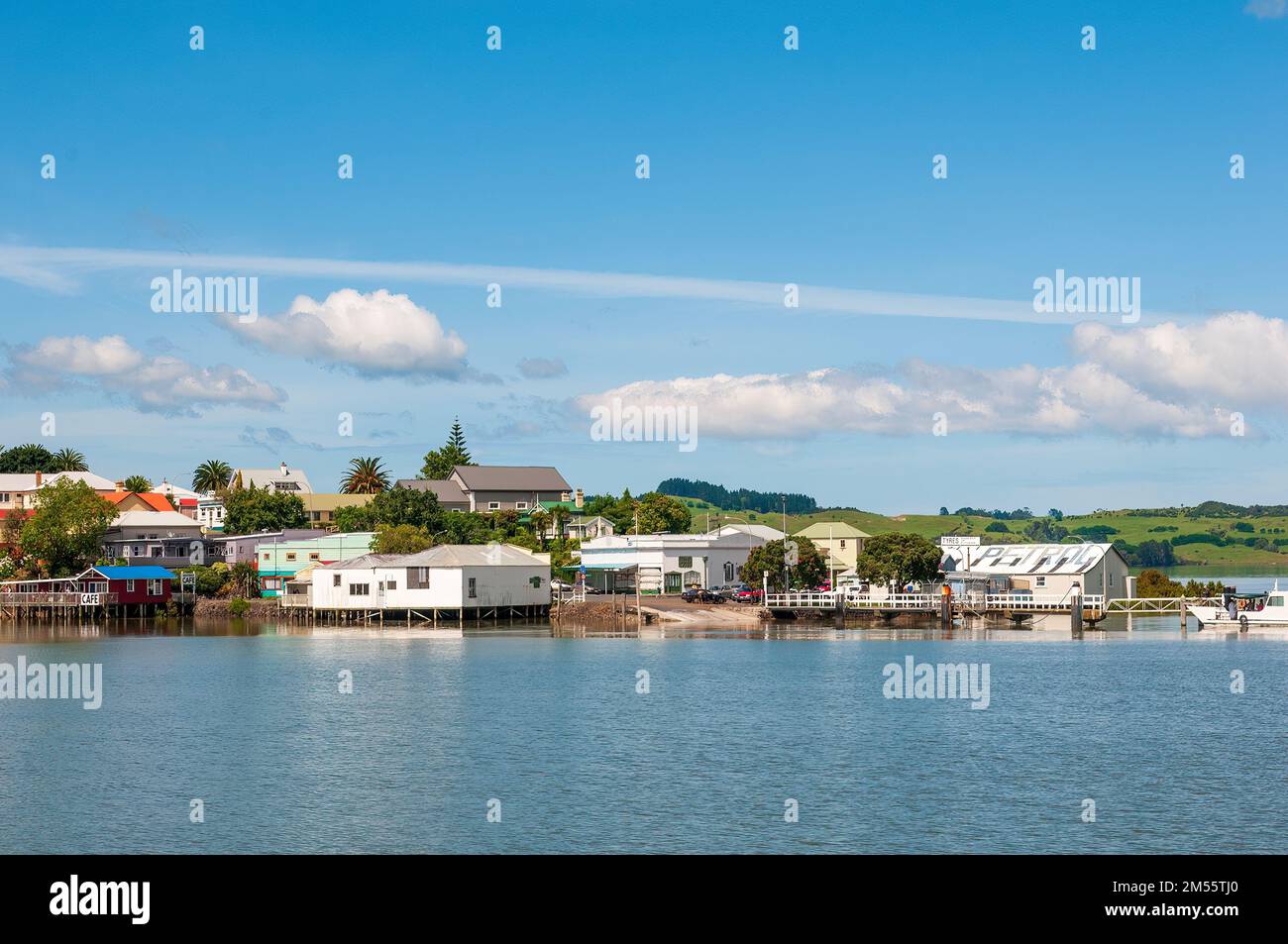 Le case e il porto di Hokianga nella città di Hokianga visto dal fiume in Nuova Zelanda Foto Stock