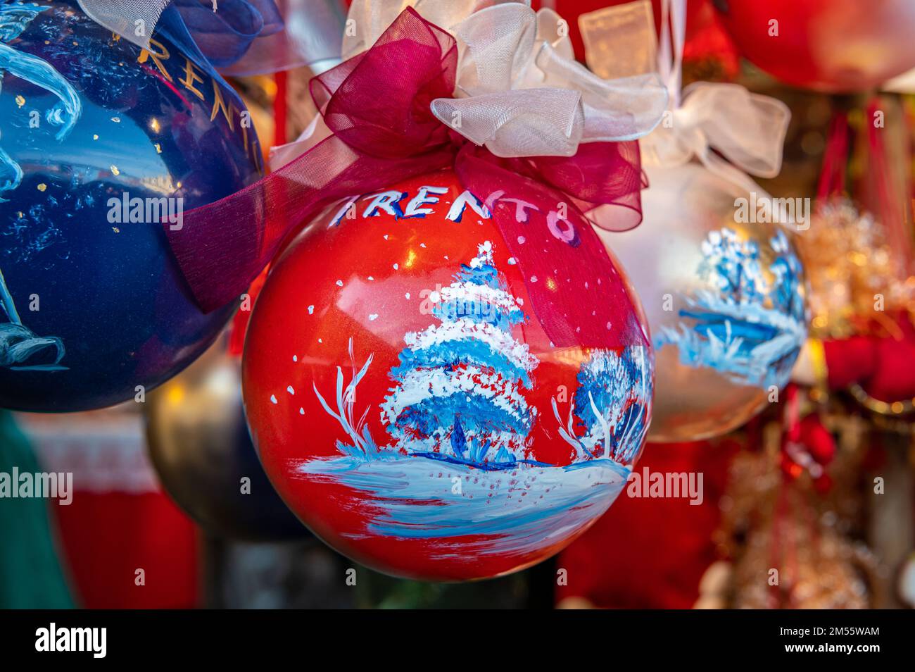 Decorazioni natalizie al tradizionale mercatino di Natale di Trento - Trentino  Alto Adige - Italia settentrionale - Europa Foto stock - Alamy