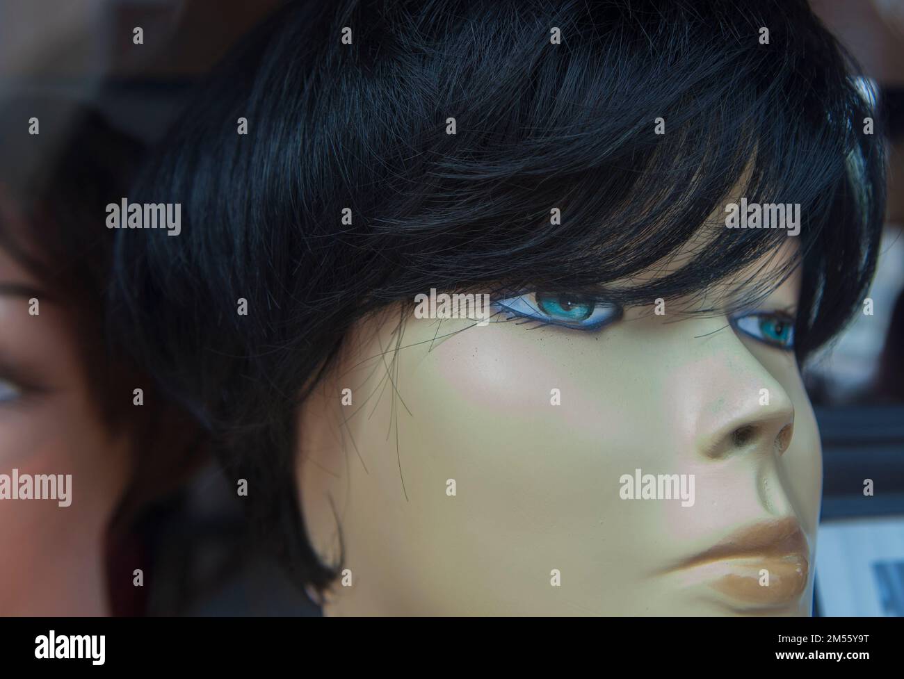 Mostra di manichini Wigs Shop. Wigs aumenta la fiducia in se stessi e l'autostima degli indossatori Foto Stock