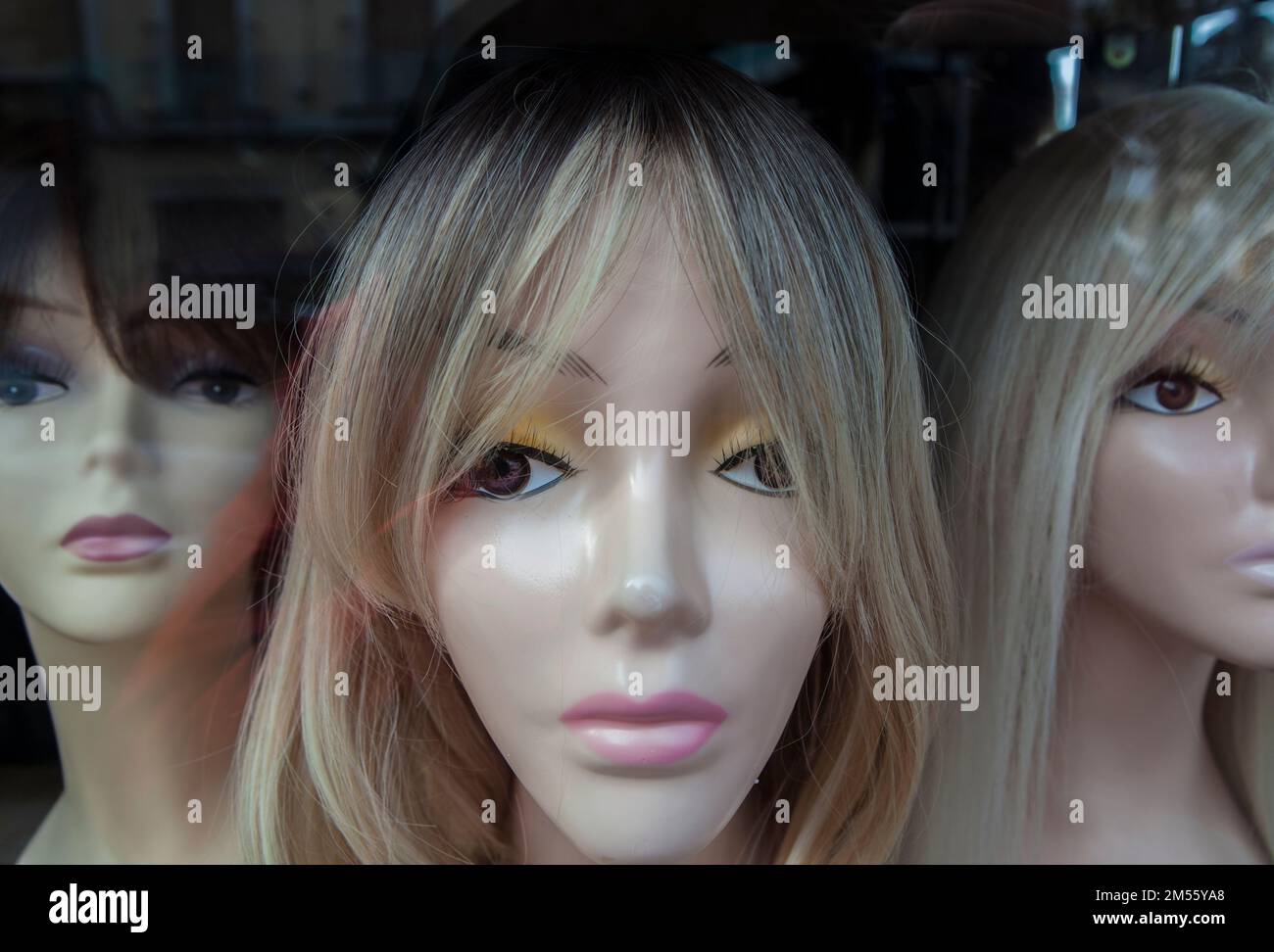 Mostra di manichini Wigs Shop. Wigs aumenta la fiducia in se stessi e l'autostima degli indossatori Foto Stock