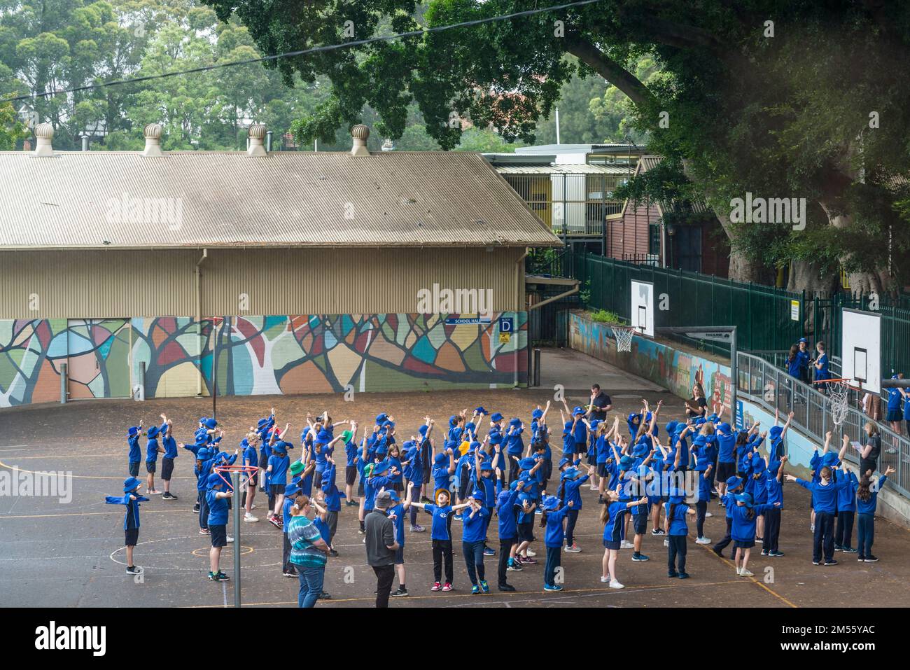 I bambini della scuola si allenano nel parco giochi della scuola, Sydney, NSW, Australia Foto Stock