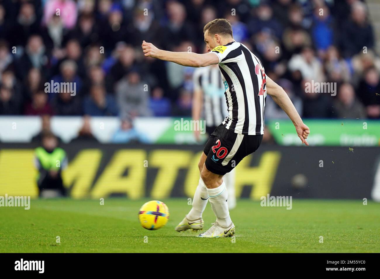 Chris Wood del Newcastle United segna il gol di apertura dal punto di penalità durante la partita della Premier League al King Power Stadium, Leicester. Data immagine: Lunedì 26 dicembre 2022. Foto Stock