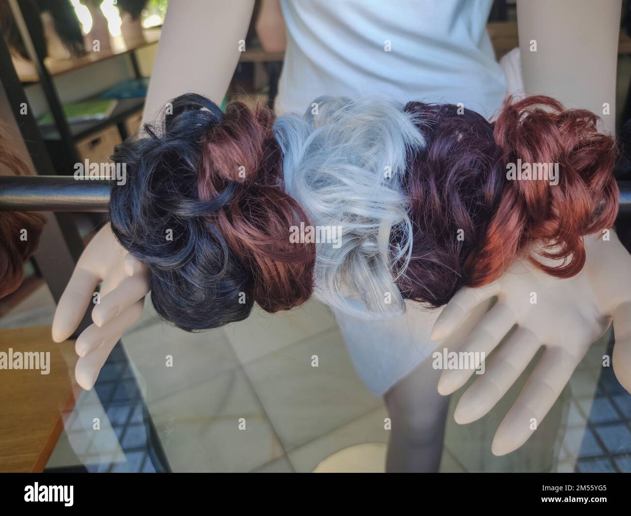 Display Wigs Shop Extensions. Wigs aumenta la fiducia in se stessi e l'autostima degli indossatori Foto Stock