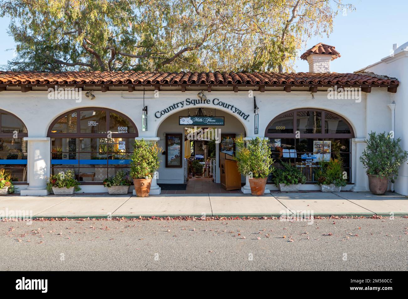 Vista sulla strada dell'ingresso al Mille Fleurs Restaurant, un ristorante francese americano nella ricca Rancho Santa Fe. Foto Stock