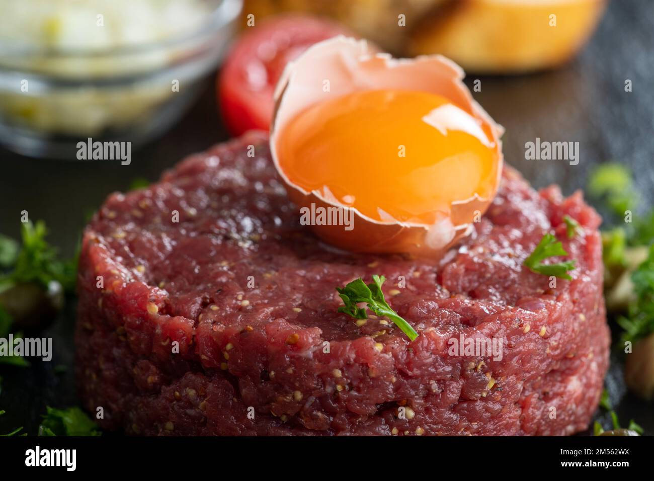 tartare di bistecca su ardesia nera Foto Stock