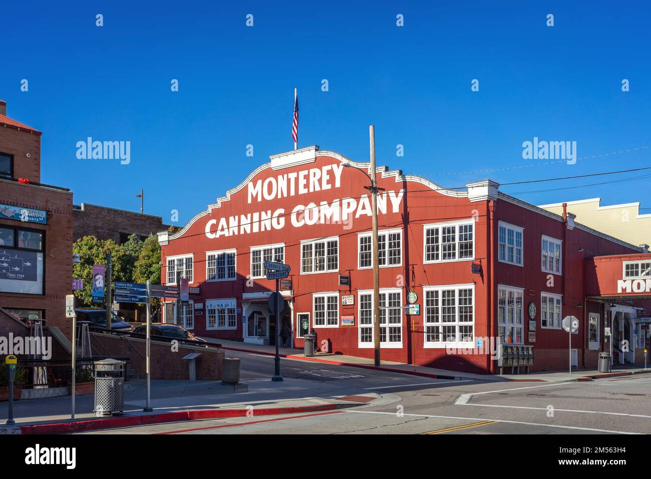 Monterey, CA, USA – 16 dicembre 2022: Vista sulla strada dello storico edificio della Monterey Canning Company a Cannery Row a Monterey, California. Foto Stock