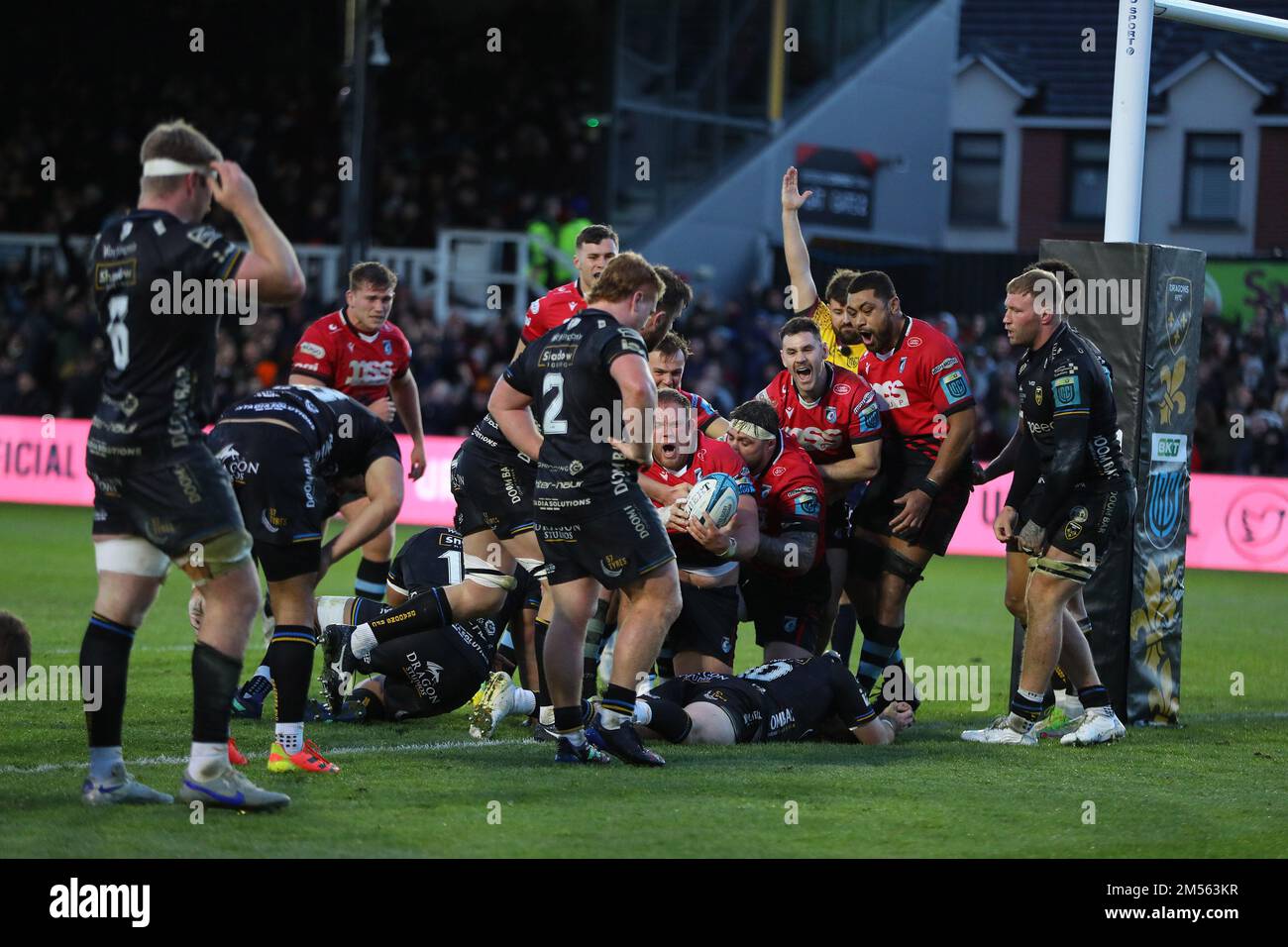 Newport, Regno Unito. 26th Dec, 2022. Corey Domachowski di Cardiff rugby (c) festeggia dopo aver ottenuto la prova finale della sua squadra nel 2nd° tempo per vincere la partita per Cardiff. United Rugby Championship, Dragons / Cardiff Rugby alla parata Rodney di Newport il giorno di Santo Stefano, lunedì 26th dicembre 2022. pic di Andrew Orchard/Andrew Orchard sports photography/Alamy Live news Credit: Andrew Orchard sports photography/Alamy Live News Foto Stock