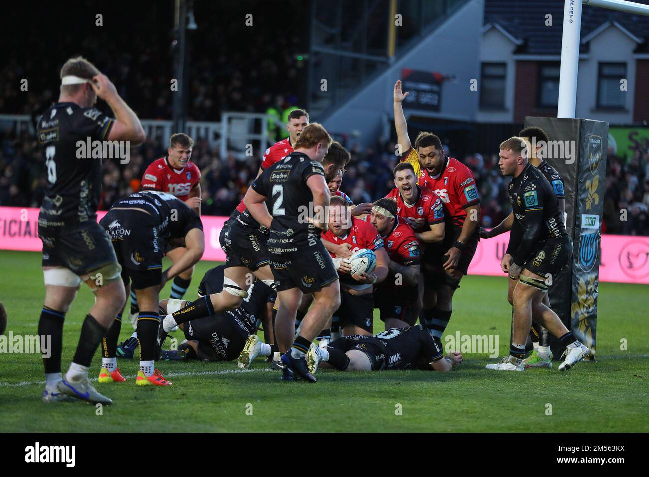 Newport, Regno Unito. 26th Dec, 2022. Corey Domachowski di Cardiff rugby (c) festeggia dopo aver ottenuto la prova finale della sua squadra nel 2nd° tempo per vincere la partita per Cardiff. United Rugby Championship, Dragons / Cardiff Rugby alla parata Rodney di Newport il giorno di Santo Stefano, lunedì 26th dicembre 2022. pic di Andrew Orchard/Andrew Orchard sports photography/Alamy Live news Credit: Andrew Orchard sports photography/Alamy Live News Foto Stock