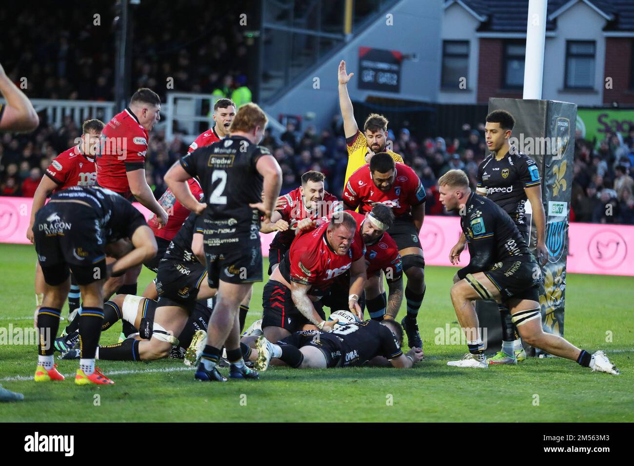 Newport, Regno Unito. 26th Dec, 2022. Corey Domachowski di Cardiff rugby (c) festeggia dopo aver ottenuto la prova finale della sua squadra nel 2nd° tempo per vincere la partita per Cardiff. United Rugby Championship, Dragons / Cardiff Rugby alla parata Rodney di Newport il giorno di Santo Stefano, lunedì 26th dicembre 2022. pic di Andrew Orchard/Andrew Orchard sports photography/Alamy Live news Credit: Andrew Orchard sports photography/Alamy Live News Foto Stock