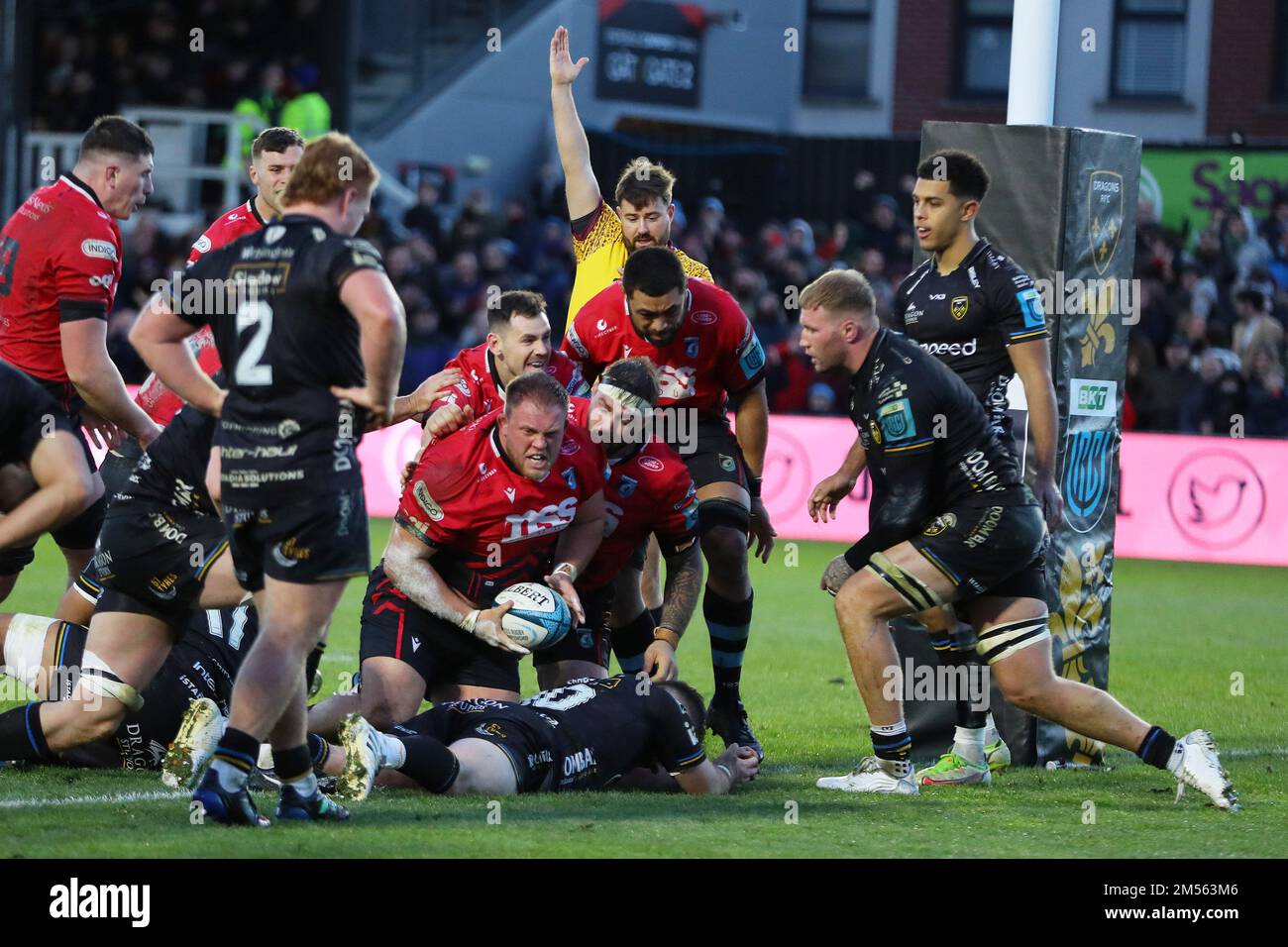 Newport, Regno Unito. 26th Dec, 2022. Corey Domachowski di Cardiff rugby (c) festeggia dopo aver ottenuto la prova finale della sua squadra nel 2nd° tempo per vincere la partita per Cardiff. United Rugby Championship, Dragons / Cardiff Rugby alla parata Rodney di Newport il giorno di Santo Stefano, lunedì 26th dicembre 2022. pic di Andrew Orchard/Andrew Orchard sports photography/Alamy Live news Credit: Andrew Orchard sports photography/Alamy Live News Foto Stock