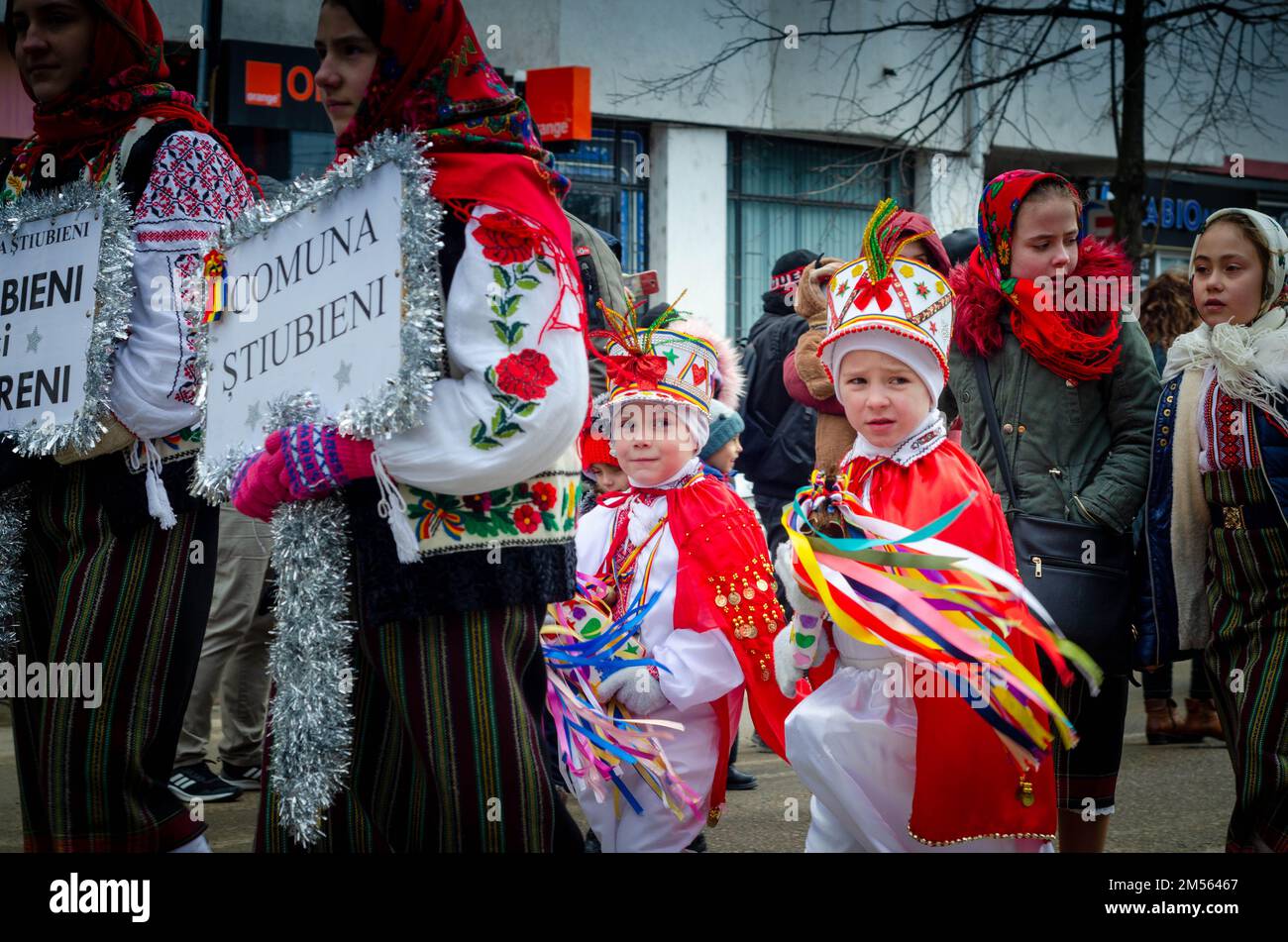 Le persone che indossano costumi colorati e maschere si esibiscono durante  un tradizionale festival di Natale nel nord della Romania Foto stock - Alamy