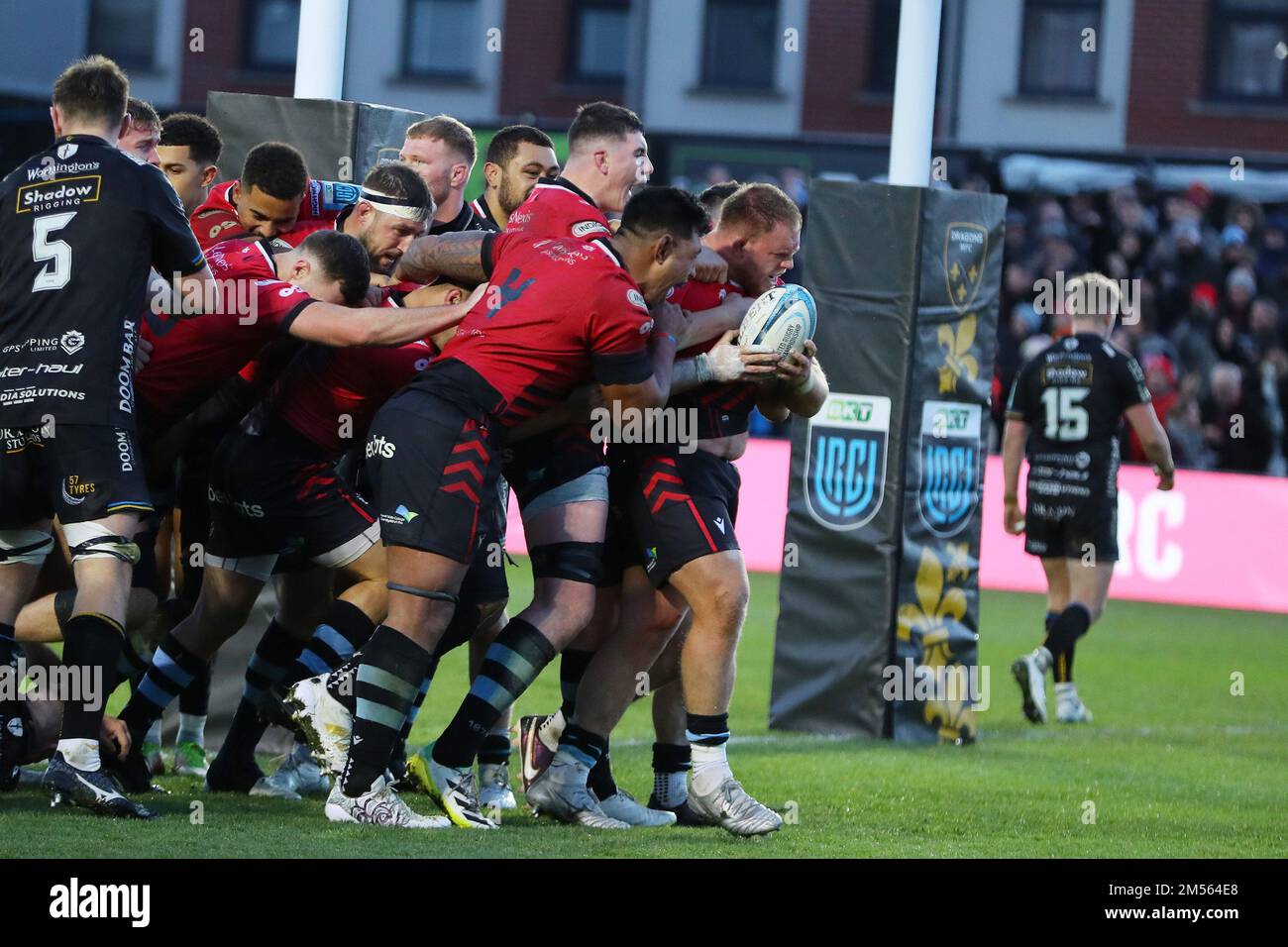 Newport, Regno Unito. 26th Dec, 2022. Corey Domachowski di Cardiff rugby (r) festeggia con i compagni di squadra dopo aver ottenuto la prova finale della sua squadra nel 2nd° tempo per vincere la partita per Cardiff. United Rugby Championship, Dragons / Cardiff Rugby alla parata Rodney di Newport il giorno di Santo Stefano, lunedì 26th dicembre 2022. pic di Andrew Orchard/Andrew Orchard sports photography/Alamy Live news Credit: Andrew Orchard sports photography/Alamy Live News Foto Stock