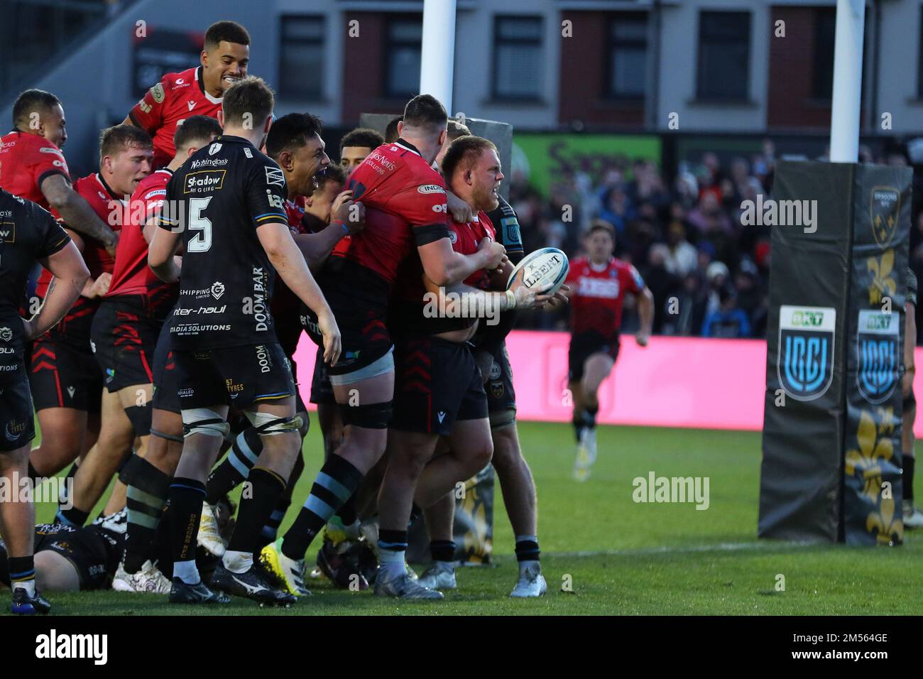 Newport, Regno Unito. 26th Dec, 2022. Corey Domachowski di Cardiff rugby (r) festeggia con i compagni di squadra dopo aver ottenuto la prova finale della sua squadra nel 2nd° tempo per vincere la partita per Cardiff. United Rugby Championship, Dragons / Cardiff Rugby alla parata Rodney di Newport il giorno di Santo Stefano, lunedì 26th dicembre 2022. pic di Andrew Orchard/Andrew Orchard sports photography/Alamy Live news Credit: Andrew Orchard sports photography/Alamy Live News Foto Stock