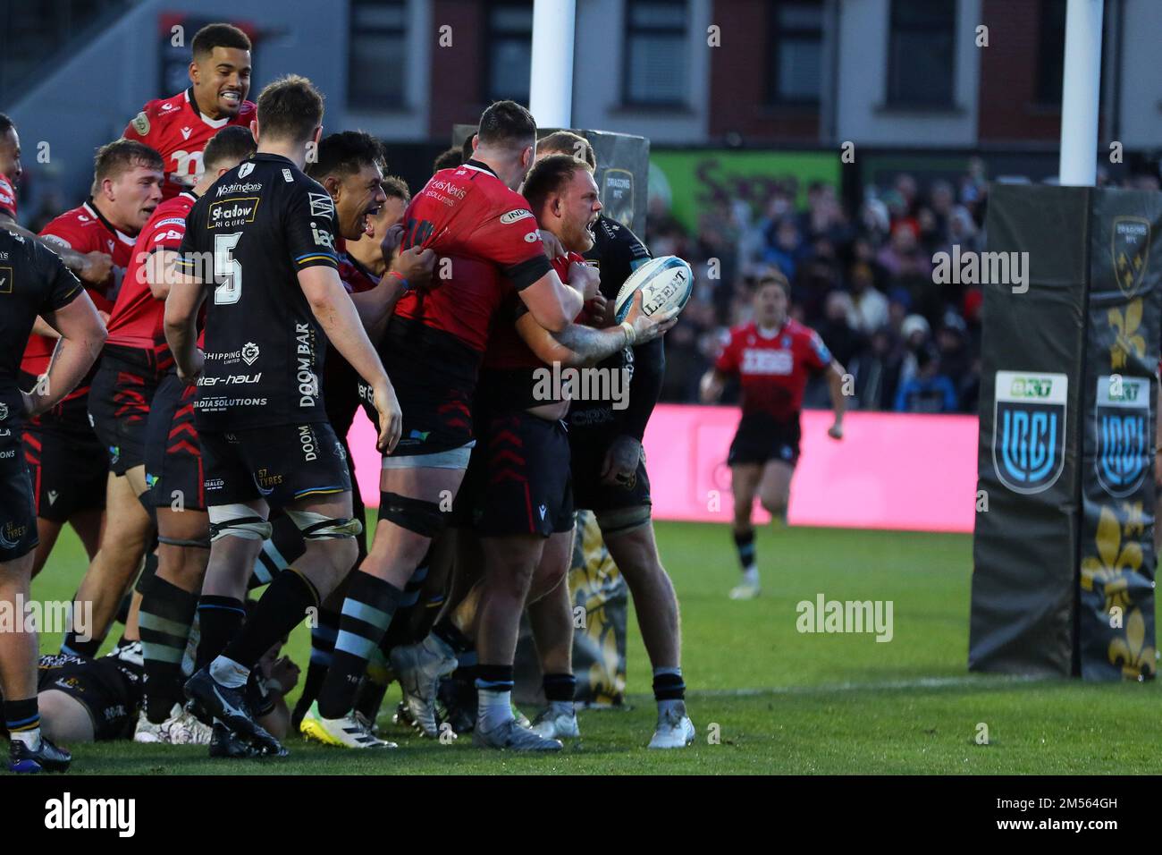 Newport, Regno Unito. 26th Dec, 2022. Corey Domachowski di Cardiff rugby (r) festeggia con i compagni di squadra dopo aver ottenuto la prova finale della sua squadra nel 2nd° tempo per vincere la partita per Cardiff. United Rugby Championship, Dragons / Cardiff Rugby alla parata Rodney di Newport il giorno di Santo Stefano, lunedì 26th dicembre 2022. pic di Andrew Orchard/Andrew Orchard sports photography/Alamy Live news Credit: Andrew Orchard sports photography/Alamy Live News Foto Stock