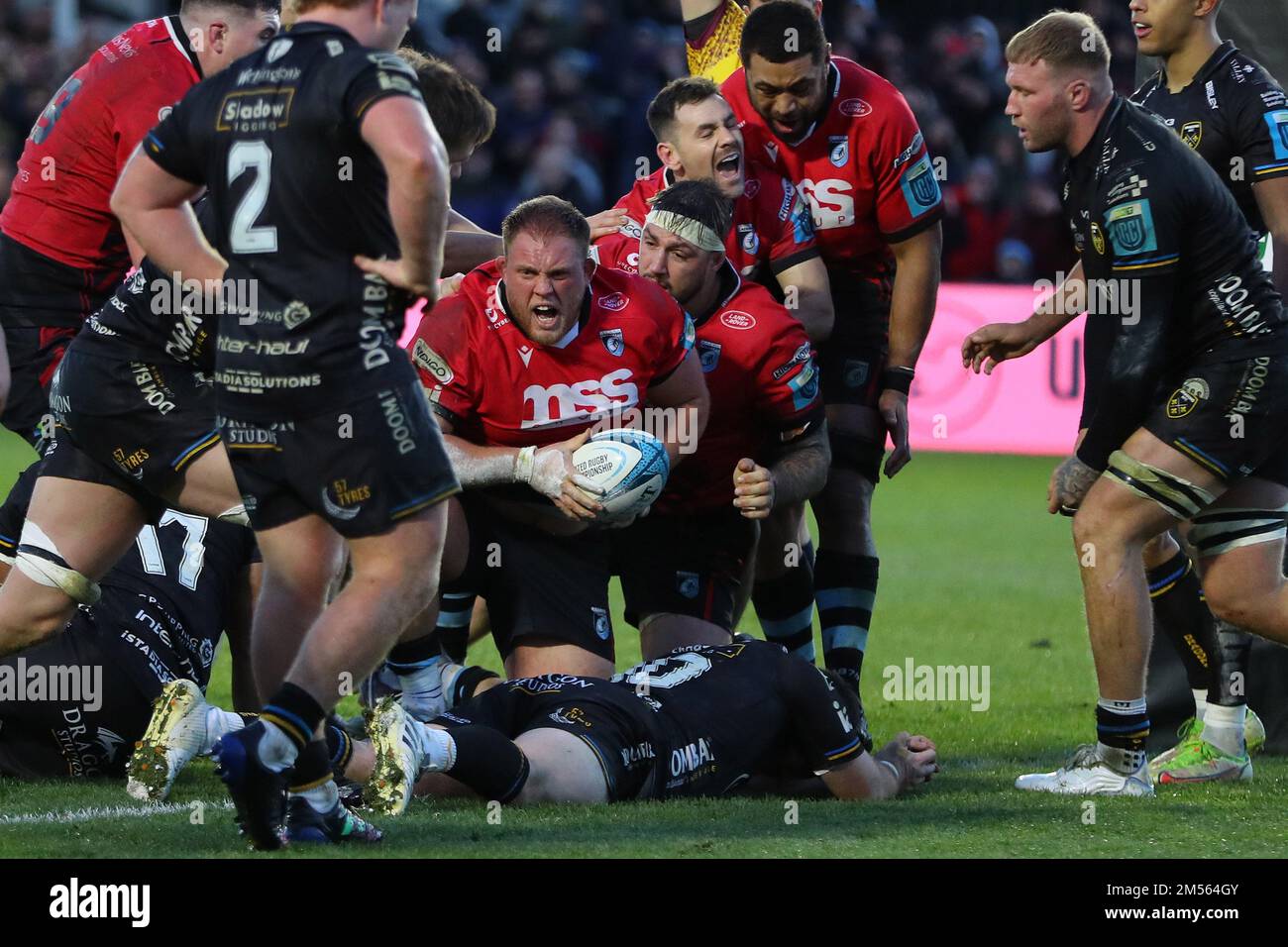 Newport, Regno Unito. 26th Dec, 2022. Corey Domachowski di Cardiff rugby (c) festeggia con i compagni di squadra dopo aver ottenuto la prova finale della sua squadra nel 2nd° tempo per vincere la partita per Cardiff. United Rugby Championship, Dragons / Cardiff Rugby alla parata Rodney di Newport il giorno di Santo Stefano, lunedì 26th dicembre 2022. pic di Andrew Orchard/Andrew Orchard sports photography/Alamy Live news Credit: Andrew Orchard sports photography/Alamy Live News Foto Stock