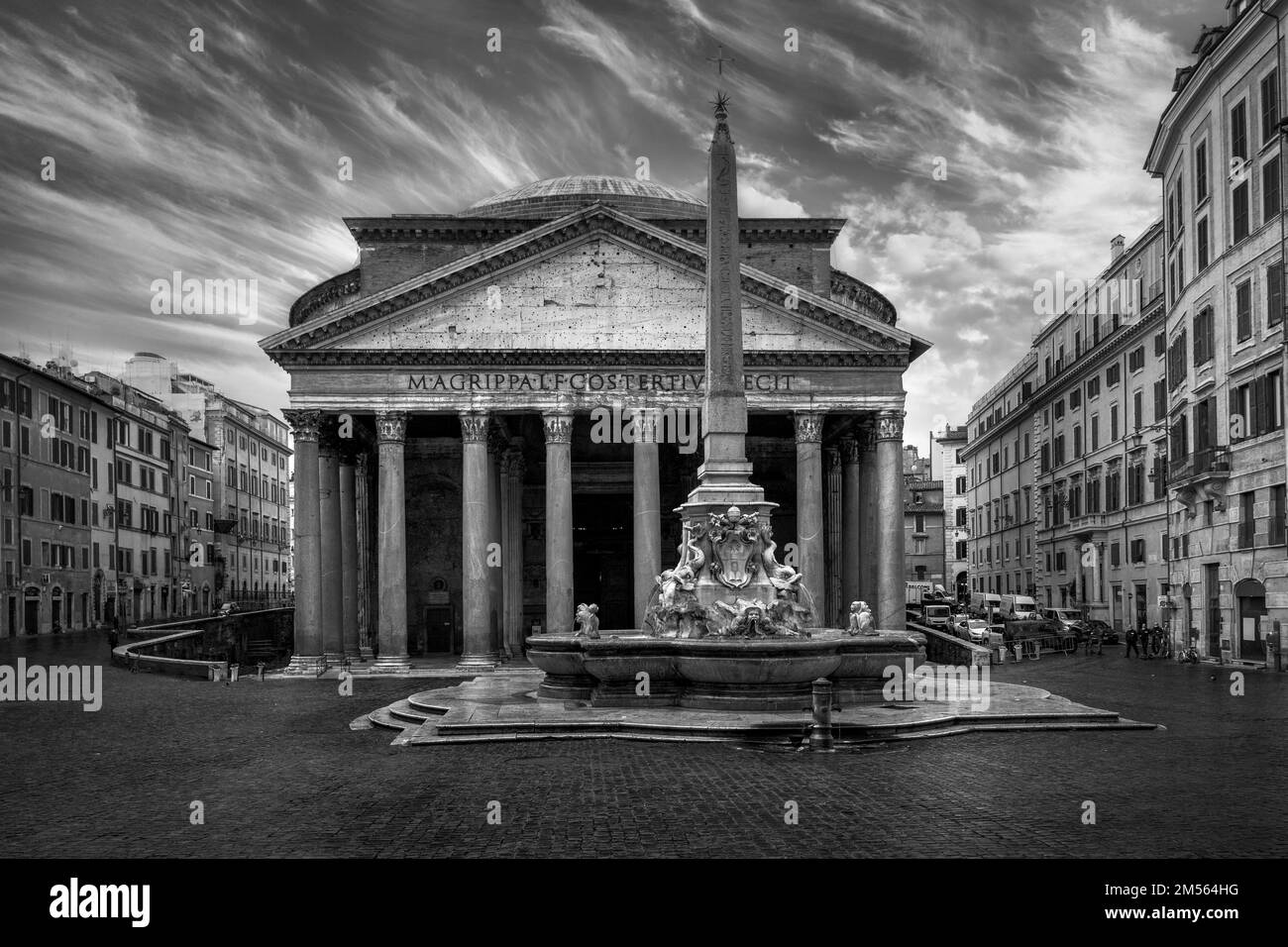 Una scala di grigi della facciata del Pantheon. Roma, Italia. Foto Stock