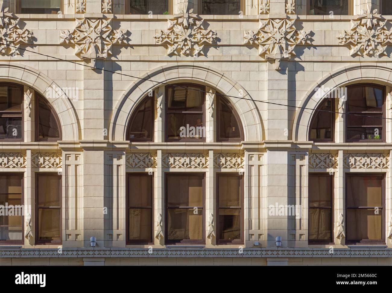 Edificio standard rivestito di terra cotta, costruito nel 1924 come Confraternita della Banca degli ingegneri locomotiva, è stato restaurato come un alto edificio di appartamenti. Foto Stock