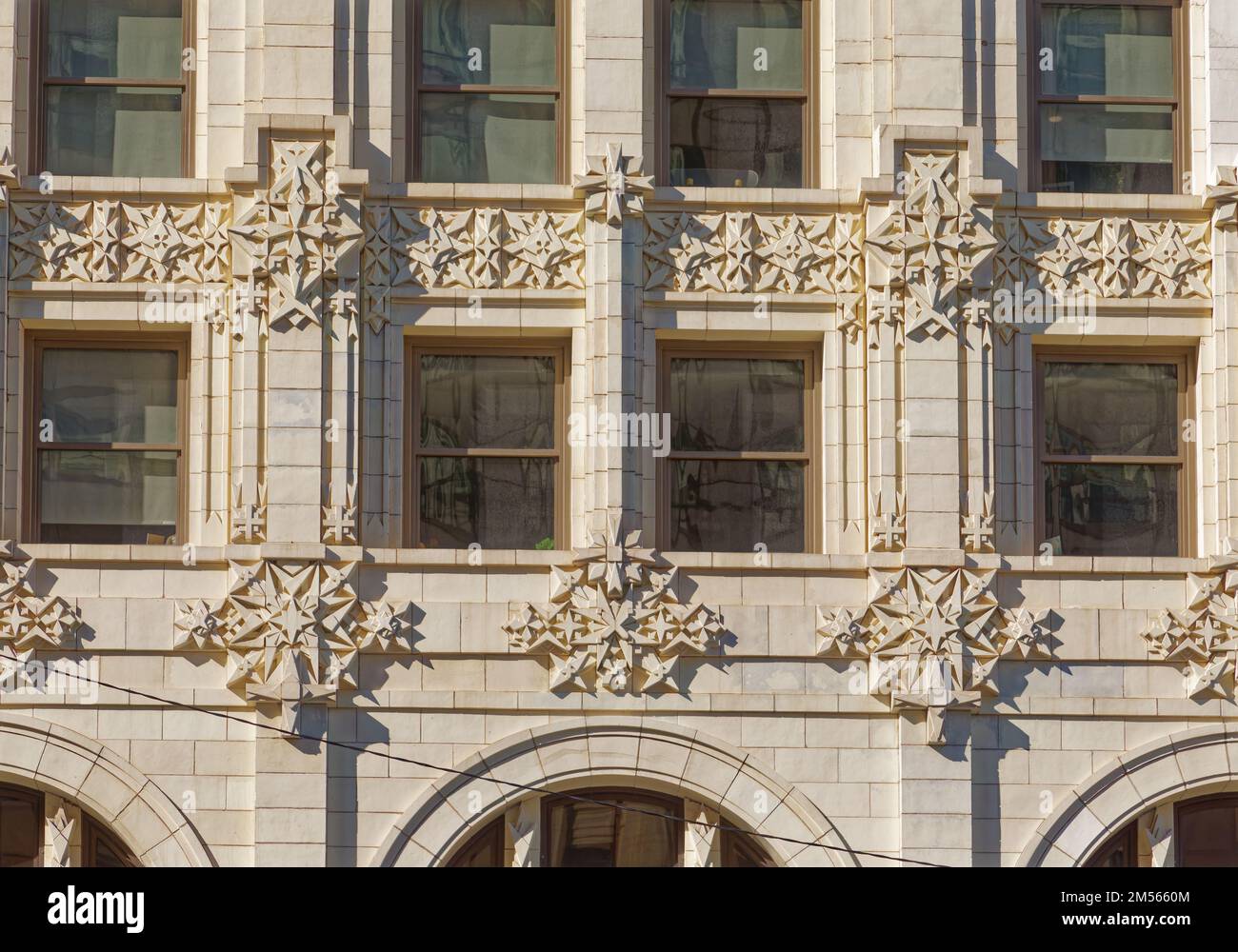 Edificio standard rivestito di terra cotta, costruito nel 1924 come Confraternita della Banca degli ingegneri locomotiva, è stato restaurato come un alto edificio di appartamenti. Foto Stock