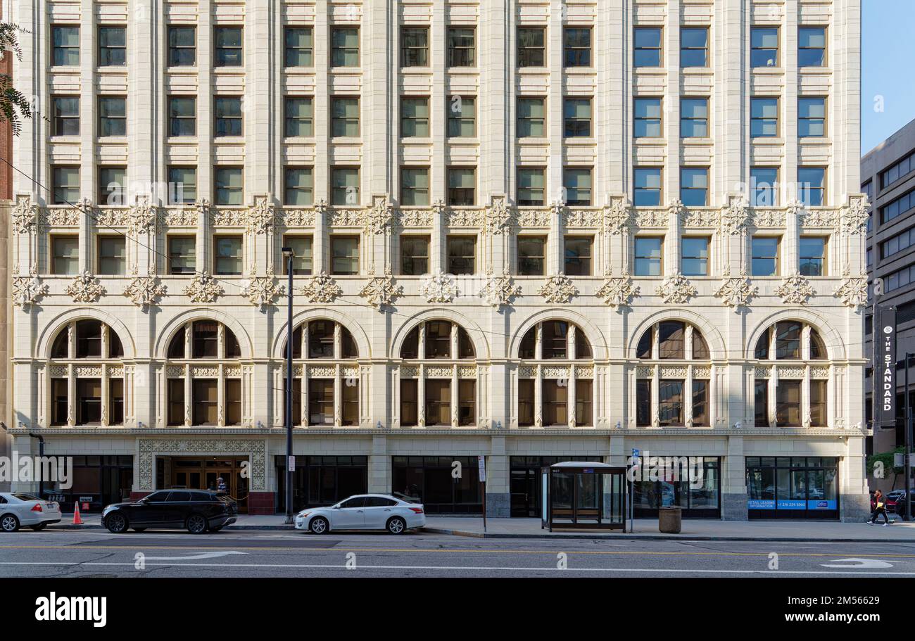 Edificio standard rivestito di terra cotta, costruito nel 1924 come Confraternita della Banca degli ingegneri locomotiva, è stato restaurato come un alto edificio di appartamenti. Foto Stock