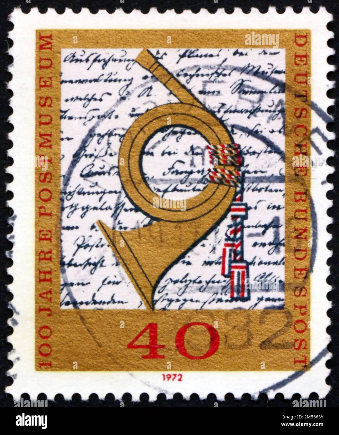 GERMANIA - CIRCA 1972: Un francobollo stampato in Germania mostra il corno e la pagina del decreto Heinrich von Stephans che istituisce il museo, centenario del Foto Stock