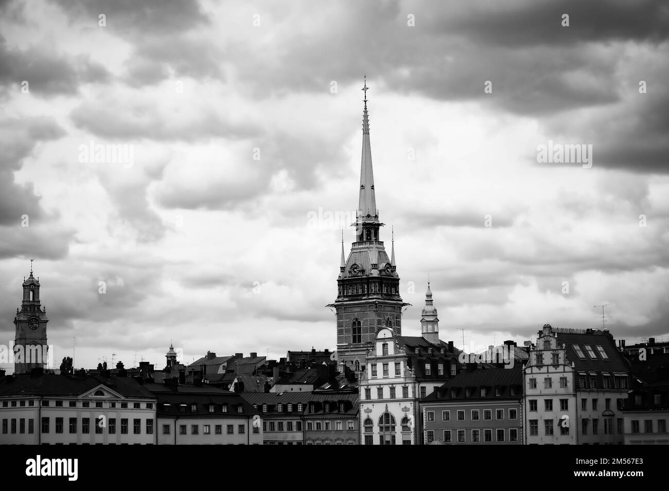 Vista degli edifici della città contro il cielo nuvoloso Foto Stock