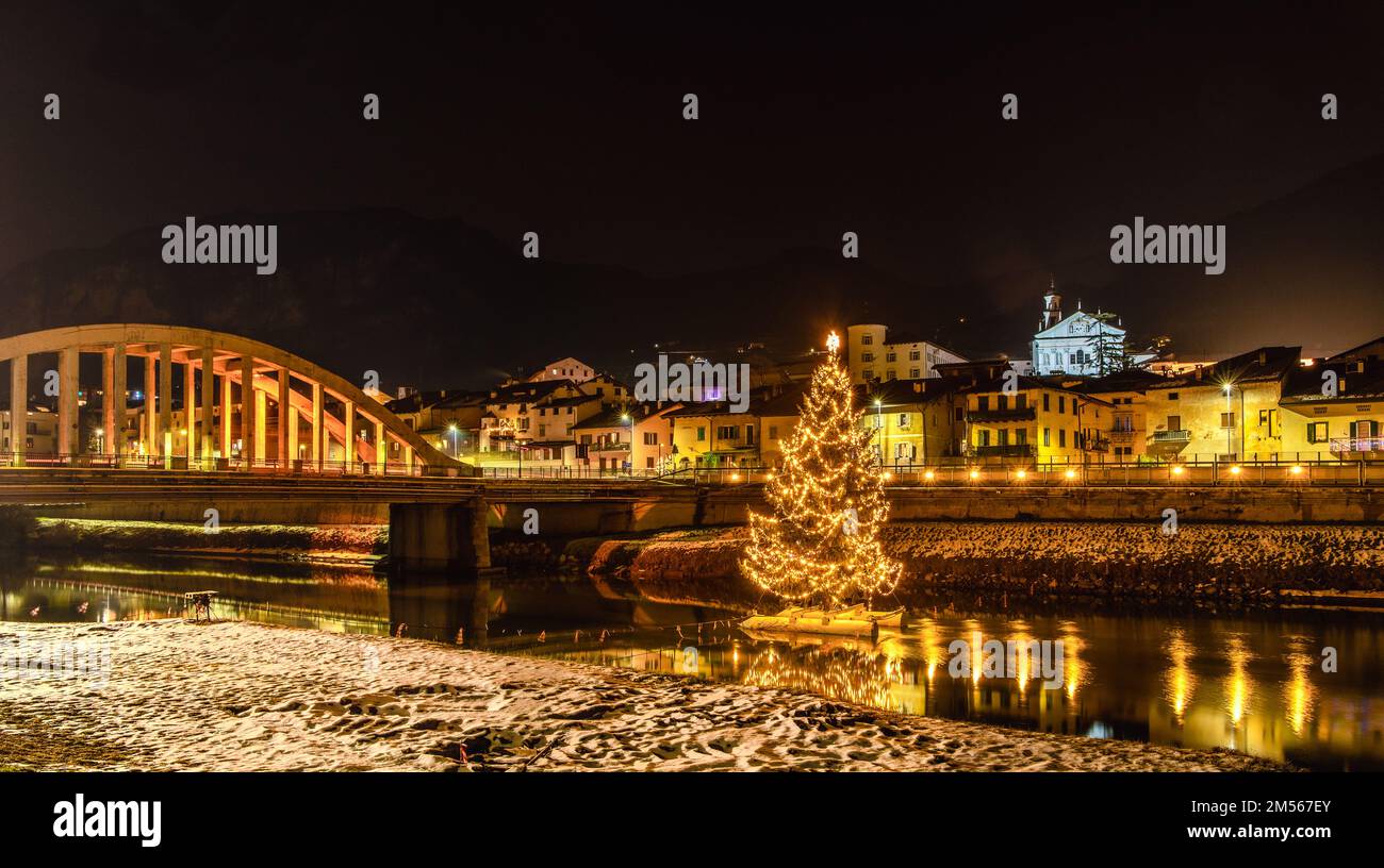 San Michele all'Adige in provincia di Trento: Il grande albero di Natale sul fiume Adige, Fotografia notturna - Trentino Alto Adige - Italia - Europa Foto Stock
