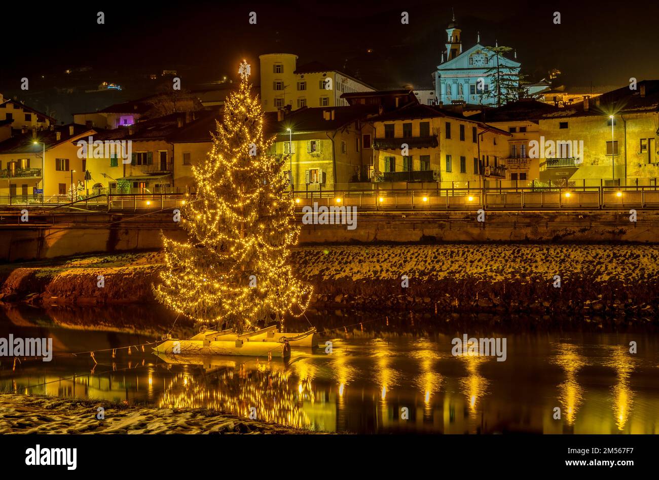 San Michele all'Adige in provincia di Trento: Il grande albero di Natale sul fiume Adige, Fotografia notturna - Trentino Alto Adige - Italia - Europa Foto Stock