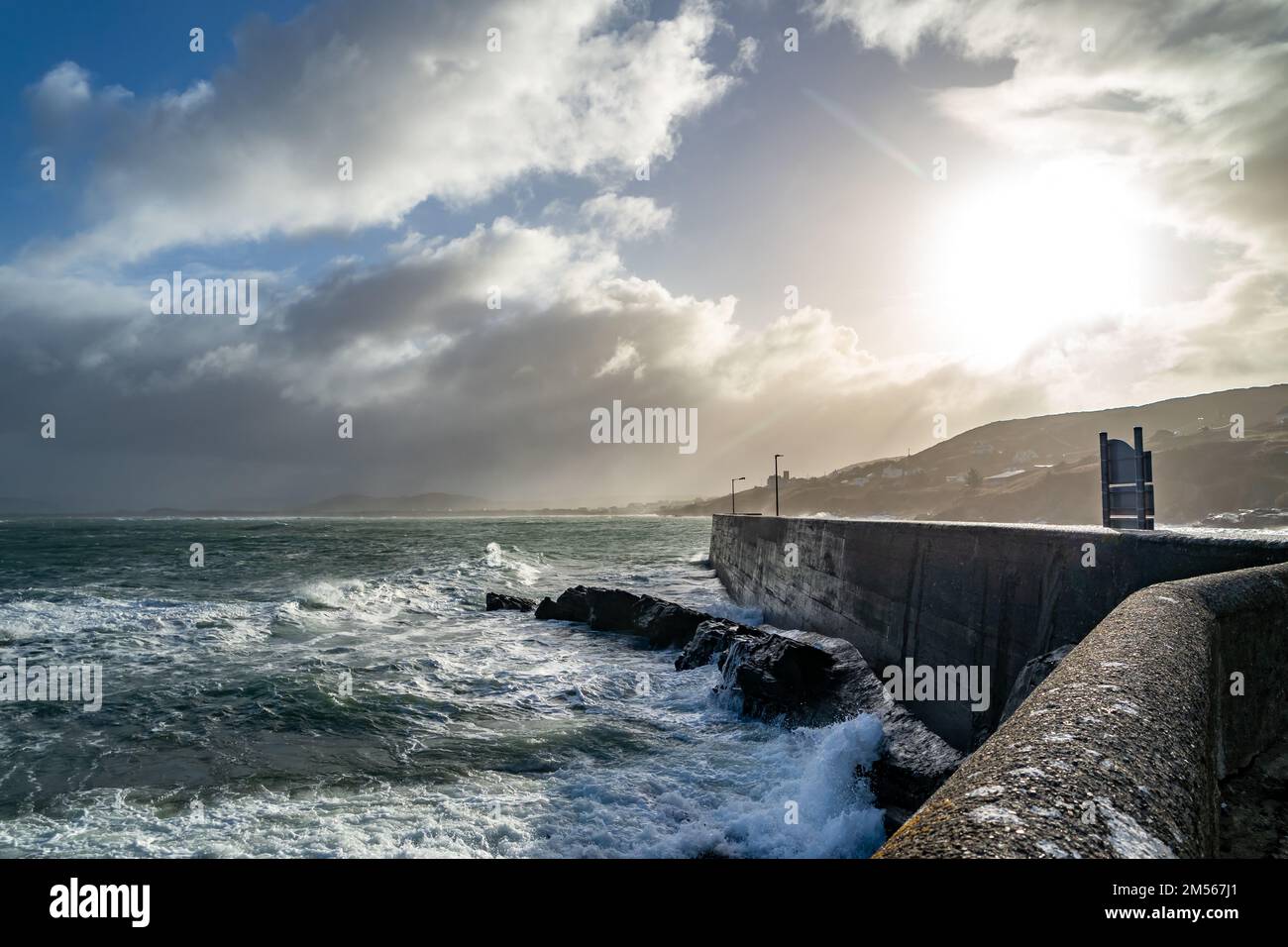 Onde che si infrangono contro il molo del porto di Portnoo dopo Storm Franklin - County Donegal, Repubblica d'Irlanda. Foto Stock