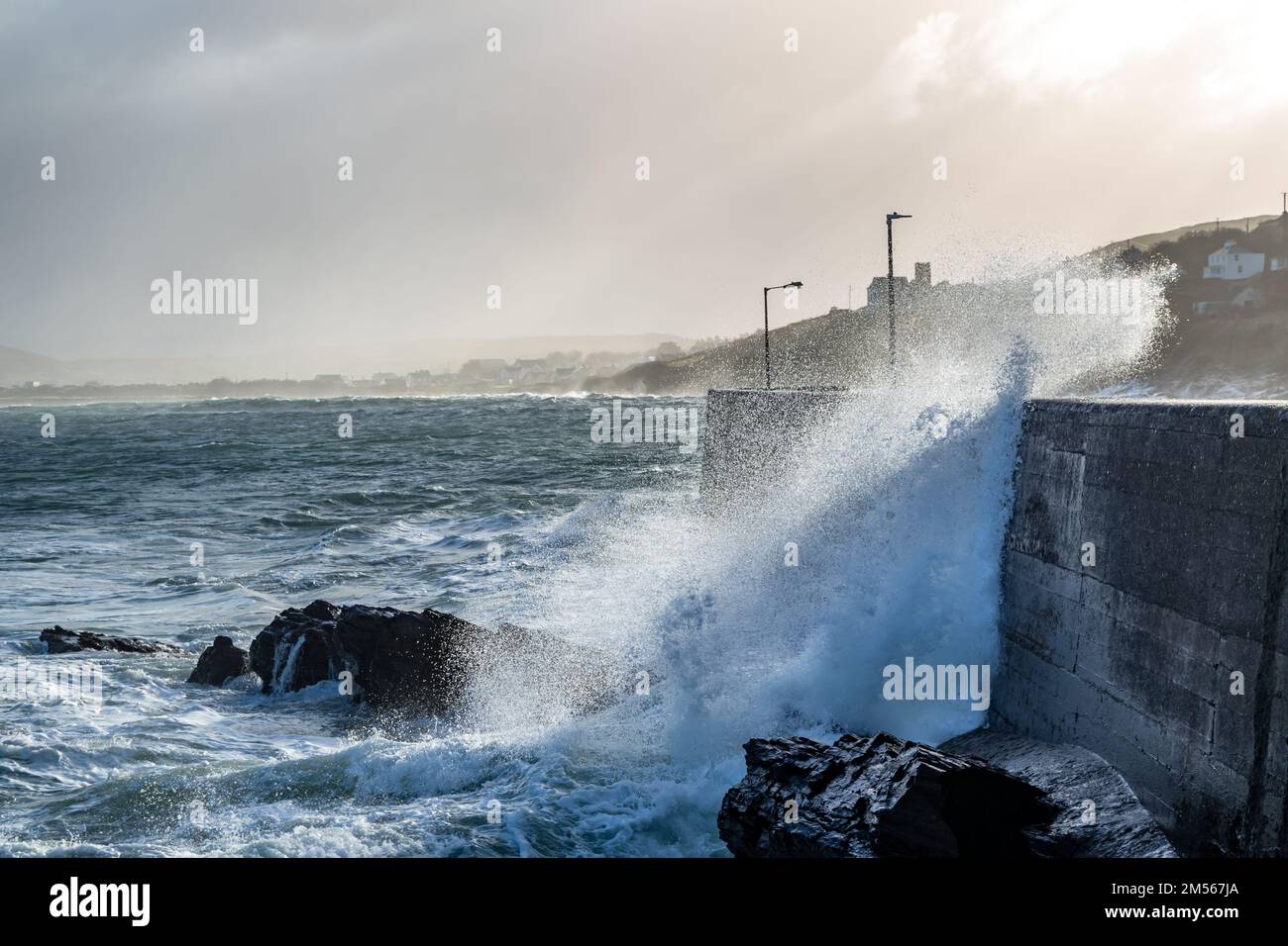 Onde che si infrangono contro il molo del porto di Portnoo dopo Storm Franklin - County Donegal, Repubblica d'Irlanda. Foto Stock