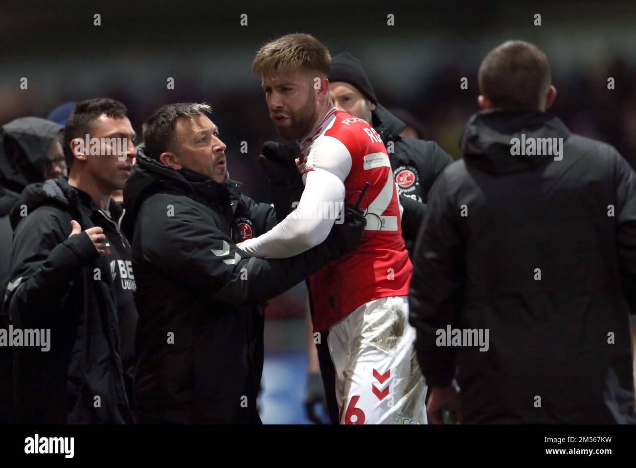 Shaun Rooney (centro) di Fleetwood Town reagisce quando lascia il campo dopo aver visto un cartellino rosso durante la partita della Sky Bet League One all'Highbury Stadium, Fleetwood. Data immagine: Lunedì 26 dicembre 2022. Foto Stock