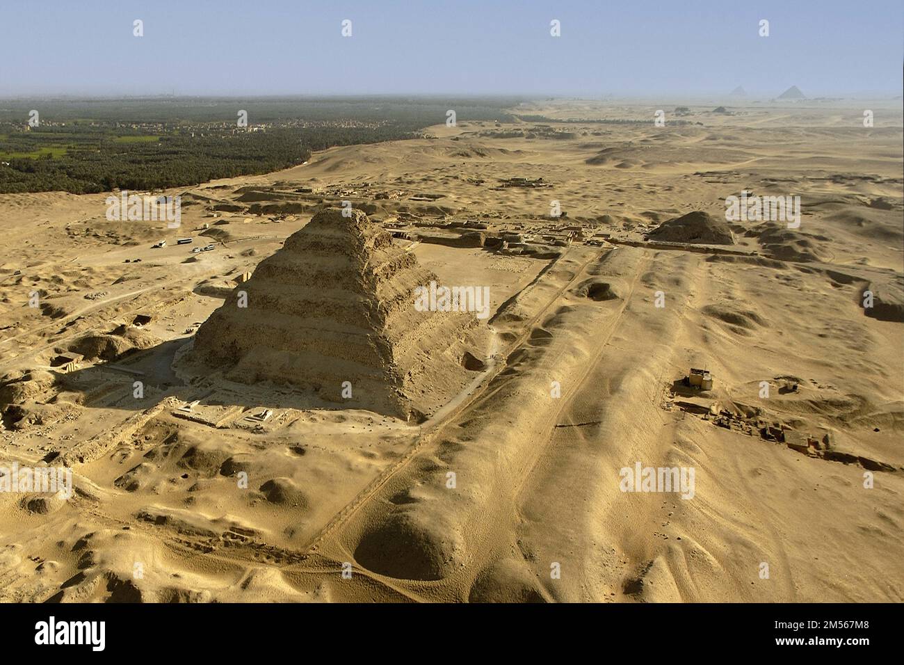 Egitto. Veduta aerea del sito dell'antica città di Memphis: La necropoli di Saqqara da nord. In primo piano, la piramide di Djoser (3rd Foto Stock