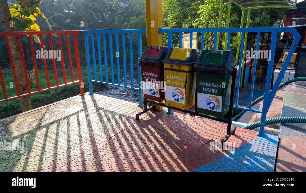 I bidoni dei rifiuti sono disposti in modo ordinato per la gestione dei rifiuti nei parchi ricreativi Foto Stock