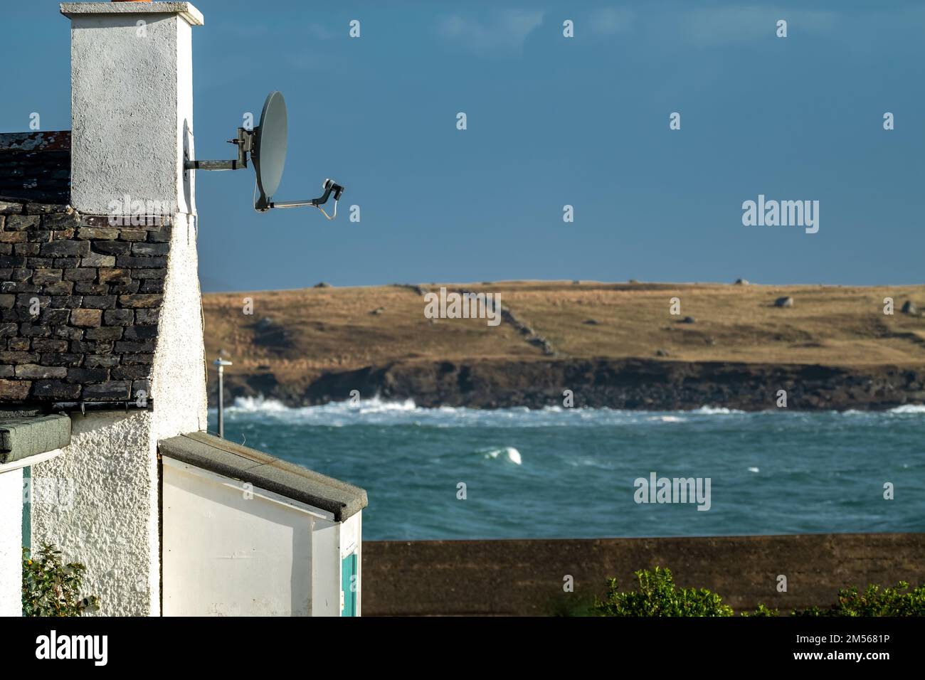 Onde che si infrangono contro il molo del porto di Portnoo dopo Storm Franklin - County Donegal, Repubblica d'Irlanda. Foto Stock