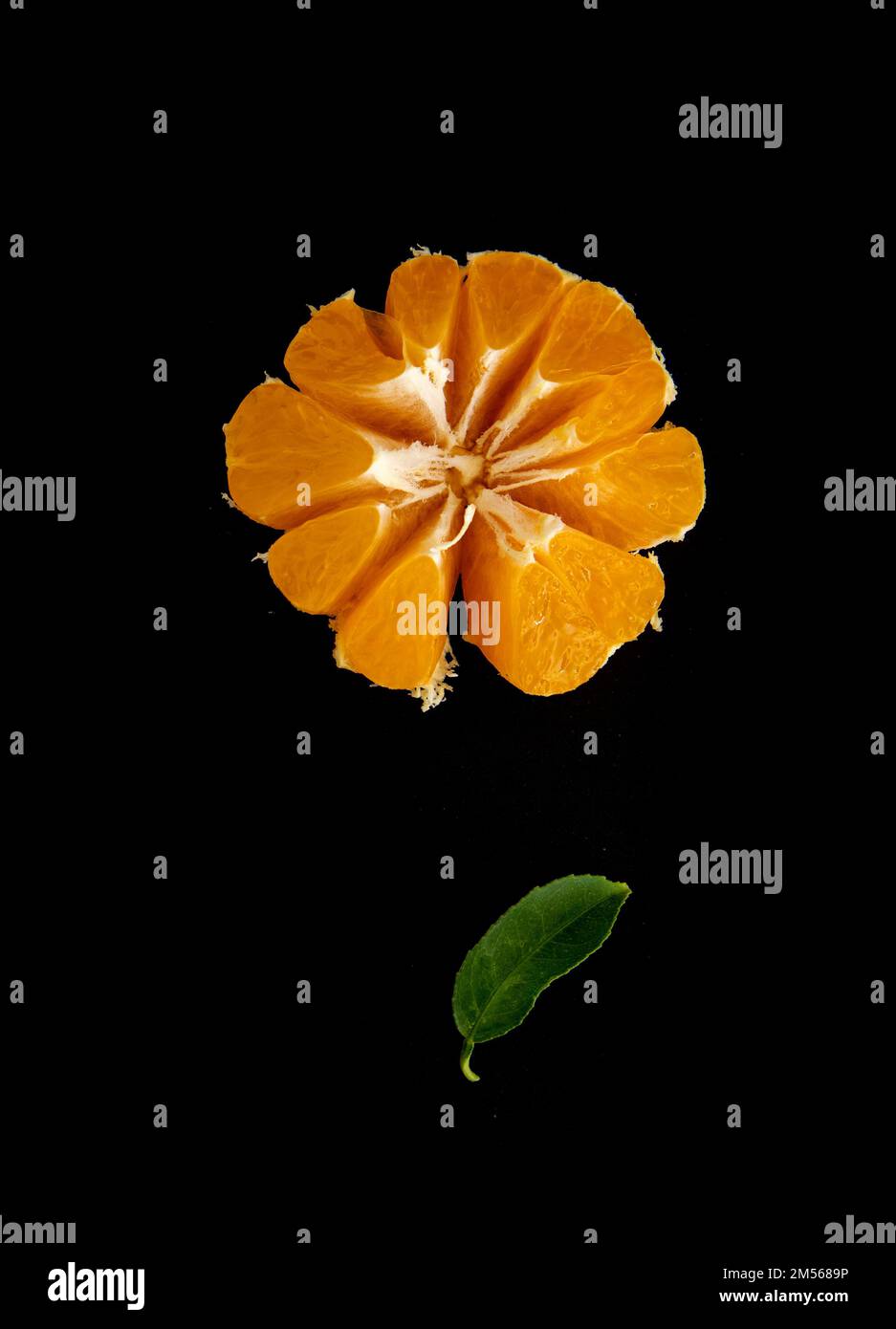 Tagliare il tangerino con spruzzi d'acqua su sfondo nero Foto Stock