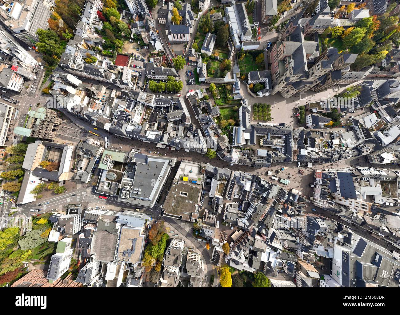 Tiro aereo al drone del centro città di Treviri, Rheinland-Pfalz. Giornata autunnale nella famosa città tedesca Foto Stock