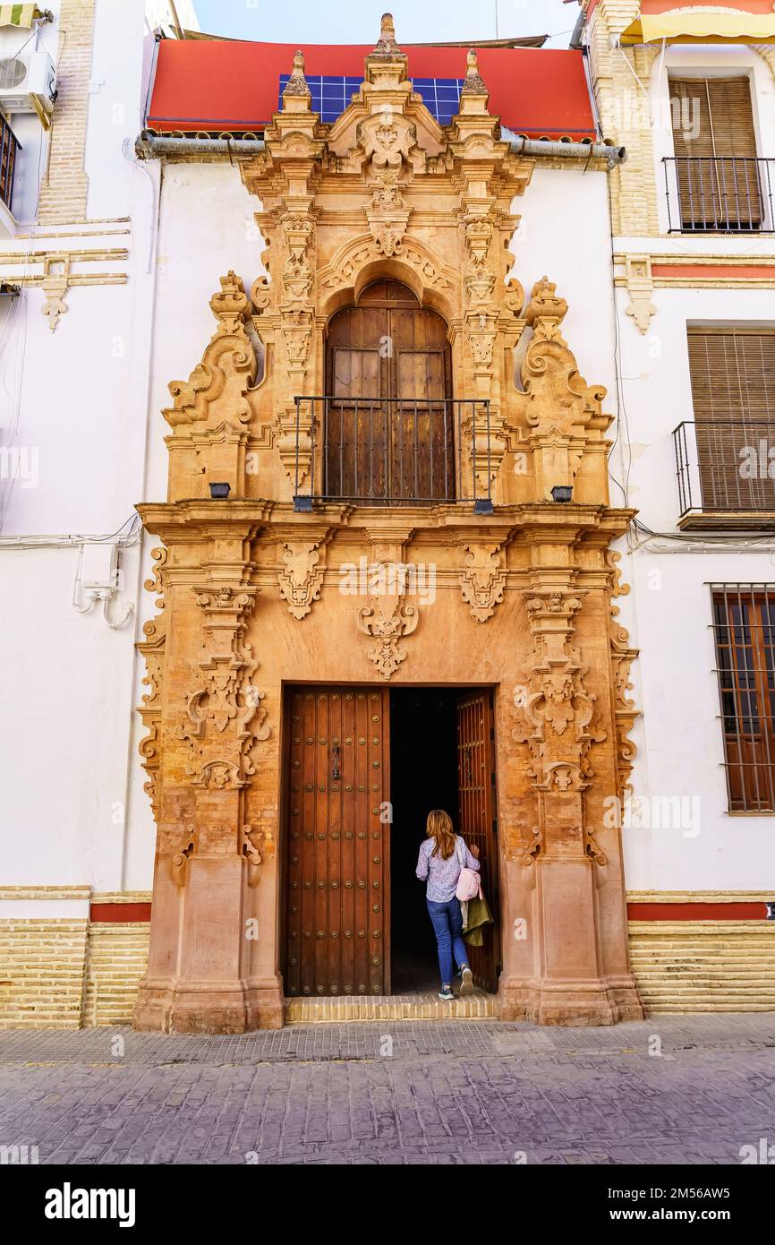 Facciata gotica di una casa molto antica nella città monumentale di Ecija a Siviglia, Spagna. Foto Stock