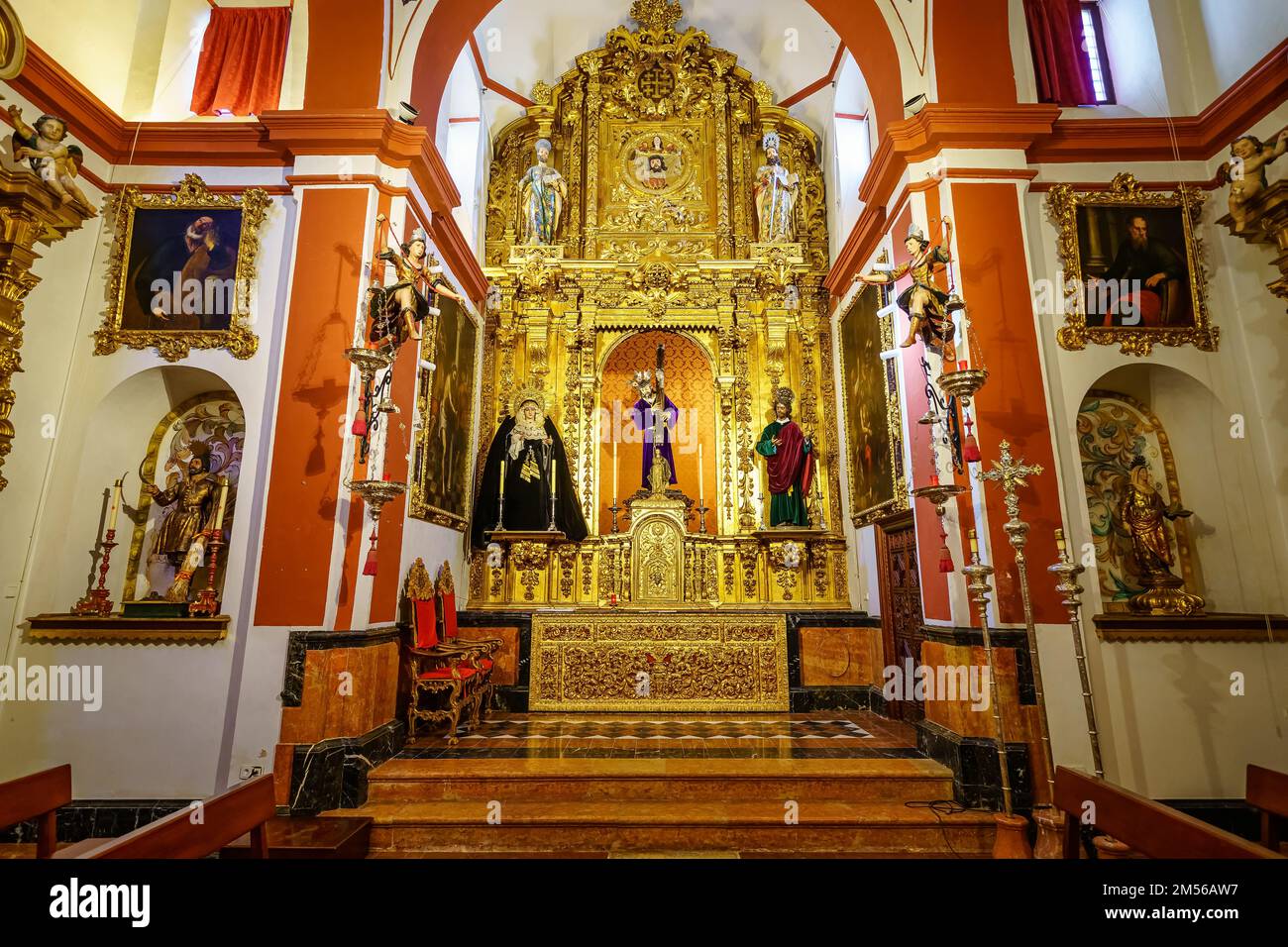 Pala d'altare religiosa nella chiesa cattolica di San Juan nella città monumentale di Ecija, Siviglia. Foto Stock