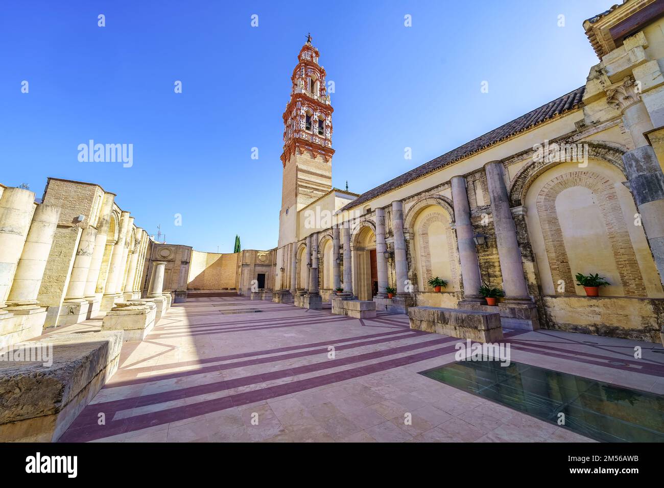Vista panoramica della chiesa di San Juan con la sua torre di architettura impressionante nella città monumentale di Ecija, Siviglia. Foto Stock