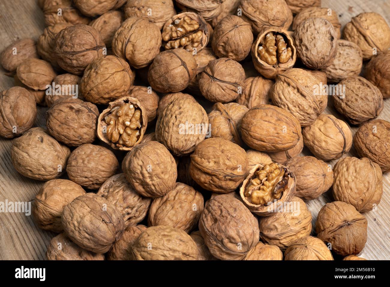 primo piano di noci, frutta autunnale sulla tavola di legno, senza glutine Foto Stock