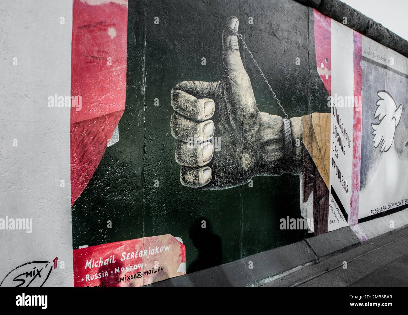 Pollice su sulla East Side Gallery Foto Stock