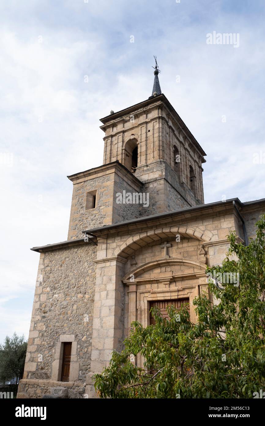 Iglesia de San Nicolás de Bari in Molinaseca, León, Spagna. Il paese si trova lungo il Camino Frances, un itinerario tipico del Camino de Santiago del pellegrino Foto Stock