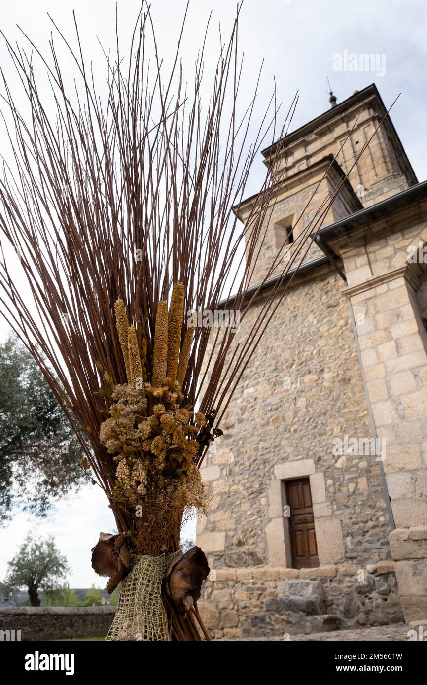 Un bouquet di fiori secchi adorna Iglesia de San Nicolás de Bari a Molinaseca, León, Spagna. Il paese si trova lungo il Camino Frances, una tipica capra Foto Stock