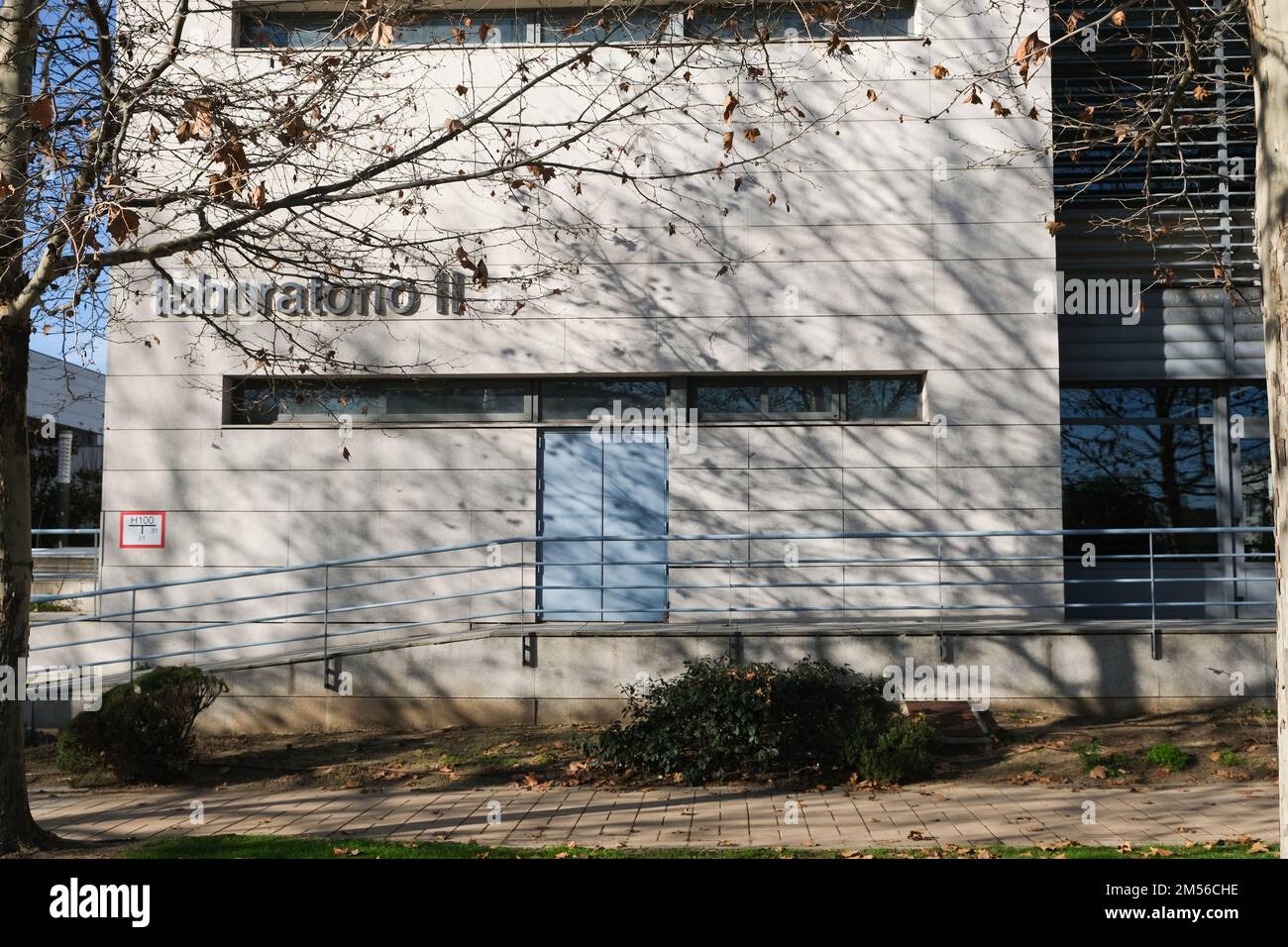 Fuenlabrada, Madrid. Spagna. 26th dicembre 2022. Edificio e campus all'interno dell'Università di Fuenlabrada il nome dell'Università "Rey Juan Carlos" Foto Stock