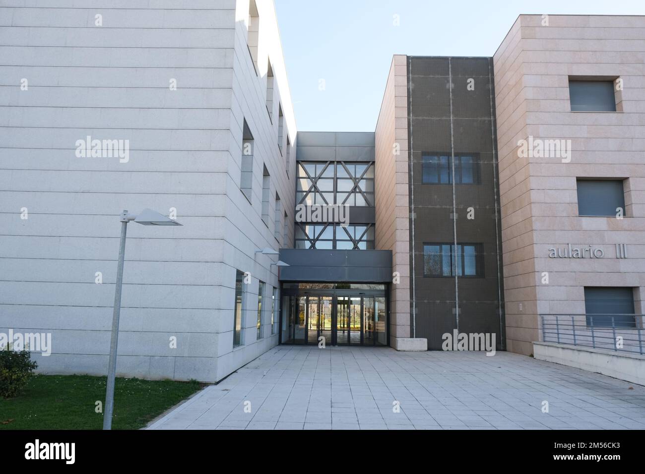 Fuenlabrada, Madrid. Spagna. 26th dicembre 2022. Edificio e campus all'interno dell'Università di Fuenlabrada il nome dell'Università "Rey Juan Carlos" Foto Stock