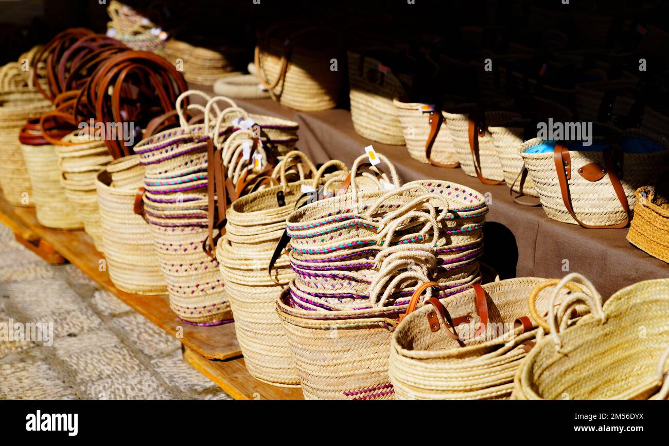 Cesti tessuti ad un mercato locale Foto Stock